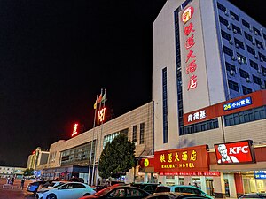 Fuyang jernbanestasjon med jernbanehotell - 202009.jpg