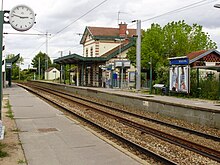 Saint-Nom-la-Bretèche platformundan görülen istasyon.