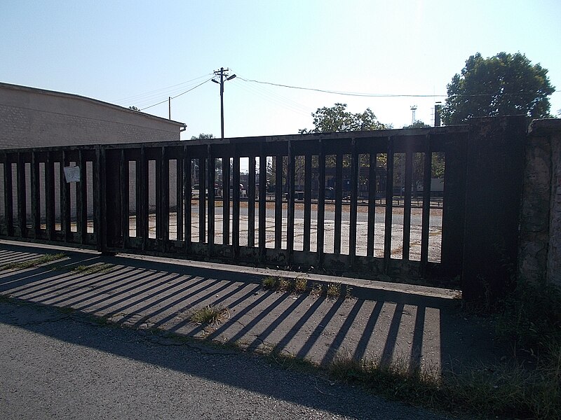 File:Gate, MÁV warehouse base, 2018 Dombóvár.jpg