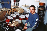 Gavin Harrison sitzt vor einem seiner Schlagzeuge