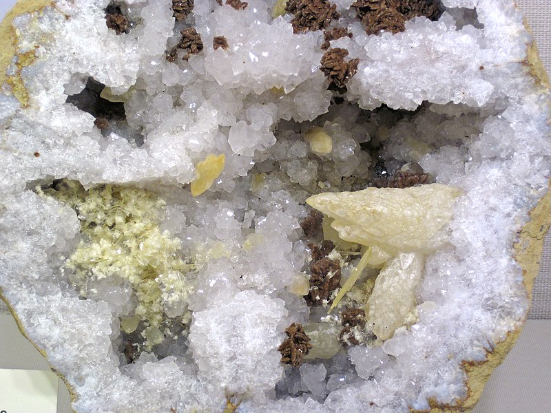 File:Geode with sphalerite, barite, dolomite, and quartz (Monroe County, Ohio, USA) 2 (32573398156).jpg