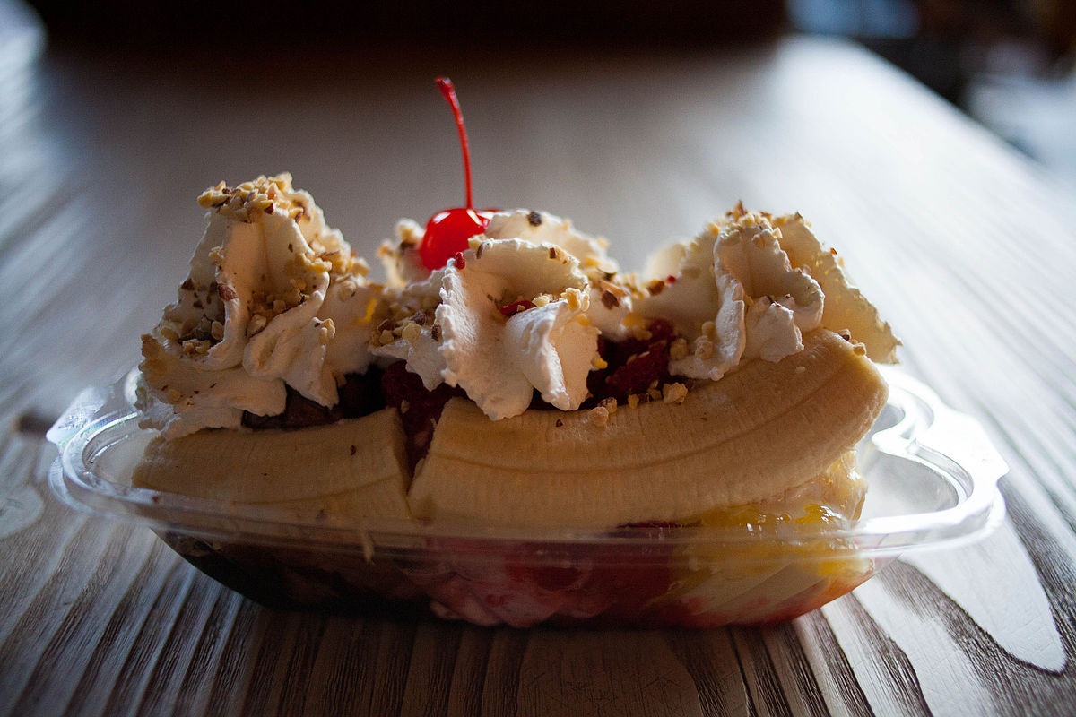 File:Ghirardelli Banana Split (8010244504).jpg.