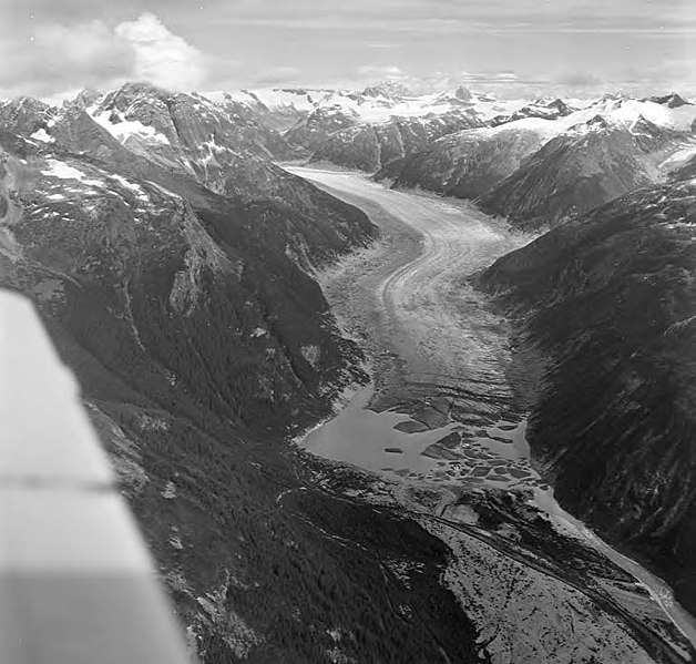 File:Gilkey Glacier, disarticulated terminus of valley glacier with glacial remnents and hanging glaciers on the mountainsides (GLACIERS 6316).jpg