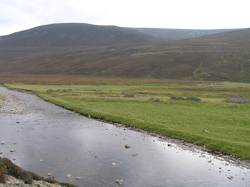 File:Glen-dee-above-linn-of-dee-03.jpg