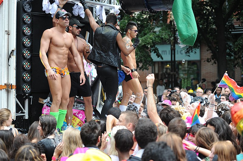 File:Go-go boys em parada.jpg