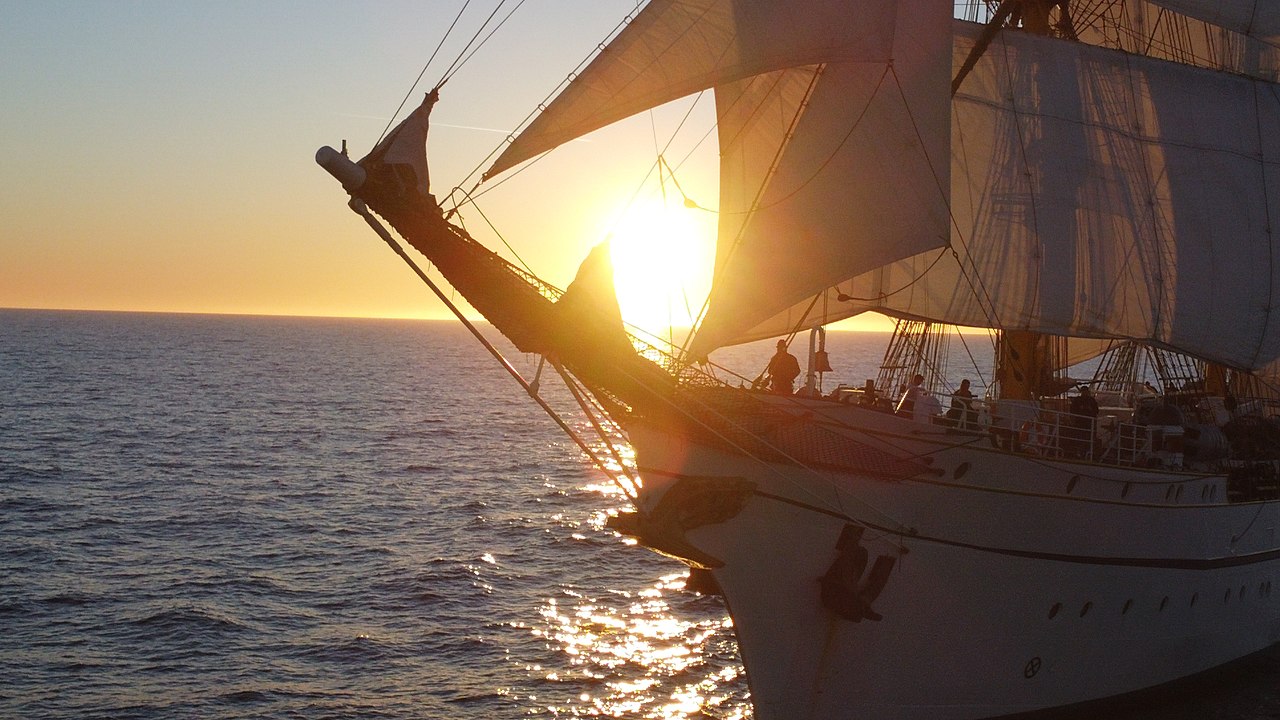 File:Gorch Fock (Schiff, 1958) Detail Vorschiff Sonnenuntergang.jpg -  Wikimedia Commons