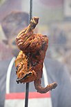 Ayam Tandoori nggantung ing restoran ing Agra, India