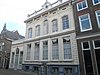 Villa Alewijn. Vijf traveeën breed pand waarvan de gevel in 1854 met stucwerk is opgesierd. Inwendig zeer goed 18e-eeuws stucwerk, deels ajour.