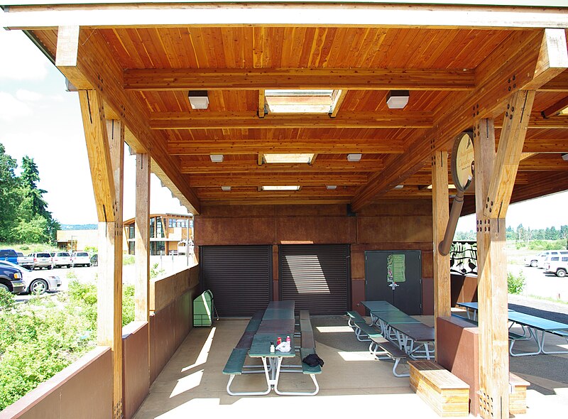 File:Group picnic area at Tualatin River National Wildlife Refuge in early summer.JPG