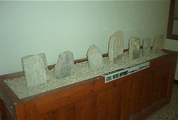 Groupe stèles musée bulla.JPG