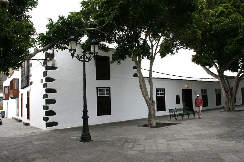 File:Haría - Plaza Leon Y Castillo - La Tegala 02 ies.jpg