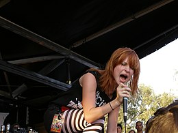 Hayley Williams si esibisce con i Paramore il 4 luglio 2006 a Phoenix, in Arizona, durante l'edizione 2006 del Warped Tour