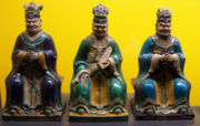 Figurillas de loza vidriada de la dinastía Ming (siglo XVI) que representan a tres de los diez reyes Yanwang o Yama.