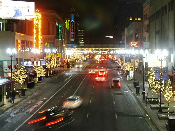 Hennepin at night under the pre-2009 lane configuration