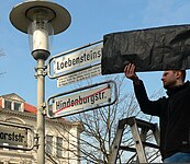 Umbenennung von Hindenburgstraße in Loebensteinstraße durch den Bürgermeister des Stadtbezirks Hannover-Mitte Jannik Schnare (Grüne), 2023