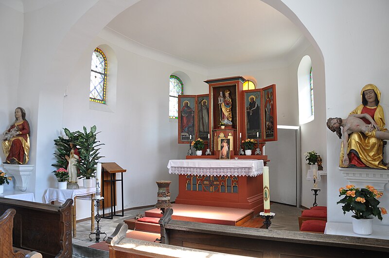 File:Hippetsweiler Kapelle blick zum Altar 02.jpg