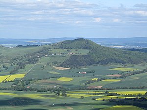 View from the Bärenberg tower on the Großer Bärenberg to the east over the valley of the warm to the Hohen Dörnberg