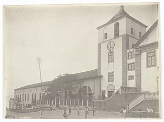Hospital São Zacharias; à direita, igreja de Santo Inácio ou dos Jesuítas