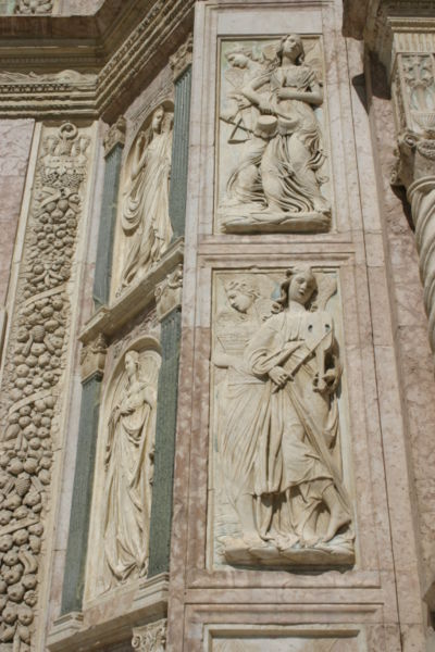 File:IMG 0794 - Perugia - San Bernardino - Agostino di Duccio -1457-61- - Angeli musicanti - Foto G. Dall'Ort.jpg