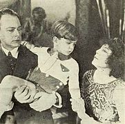 Escena de I Am Guilty (1921), con Louise Glaum, Michael D. Moore y Mahlon Hamilton