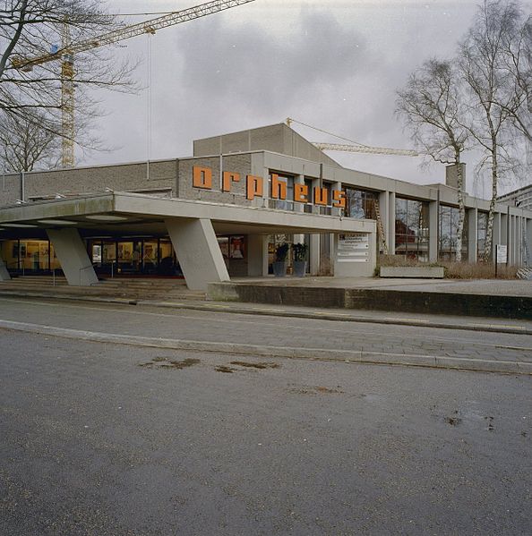 File:Ingangspartij van de schouwburg - Apeldoorn - 20328634 - RCE.jpg