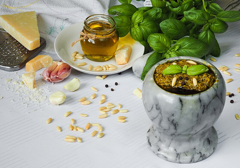 File:Ingredienti per il pesto Genovese e Pesto Genovese (Ingridients for Pesto Genovese and Pesto genovese).jpg