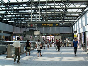 Minquan West Road Station.jpg ichki va tashqi yo'nalishi