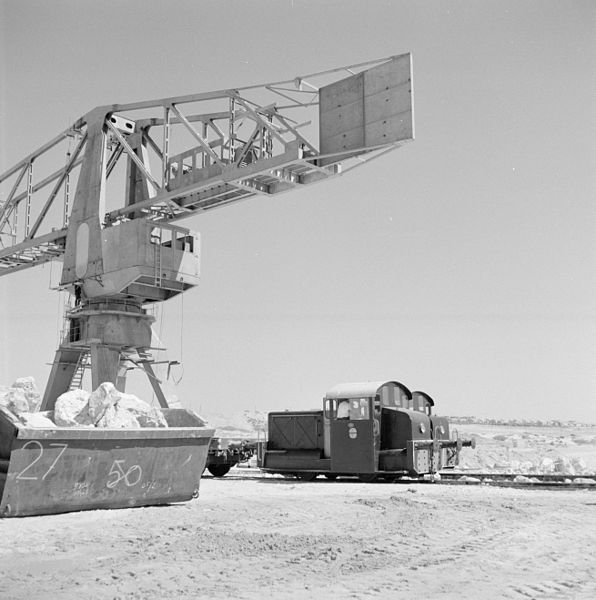 File:Israël 1964-1965; Ashdod, havenbouw. Hijskraan en locomotief op een bouwterrein nabij de haven (255-2556).jpg