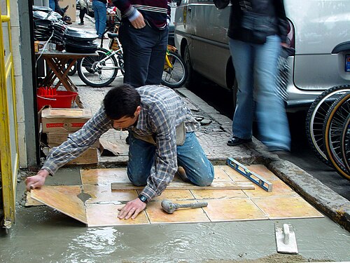 רצף בעבודתו – הנחת אריחי קרמיקה ברחוב באיסטנבול