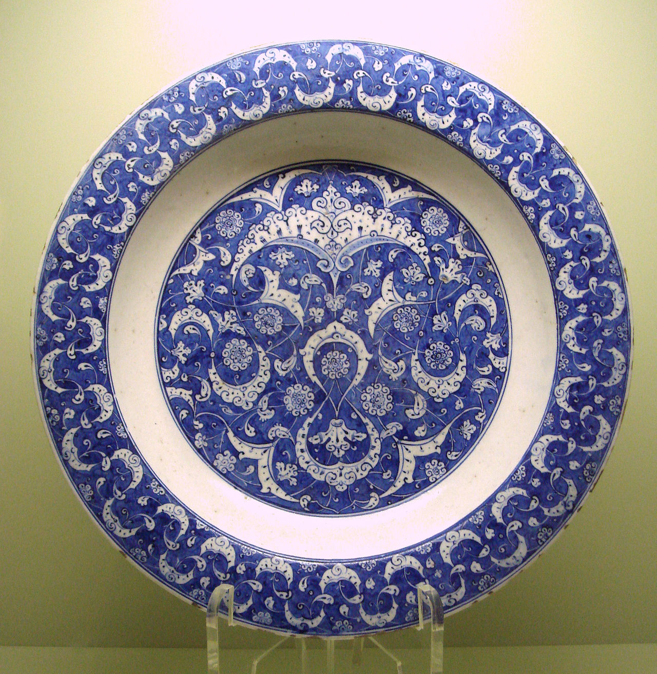 https://upload.wikimedia.org/wikipedia/commons/thumb/d/d2/Iznik_ware_1500_1510.jpg/1280px-Iznik_ware_1500_1510.jpg