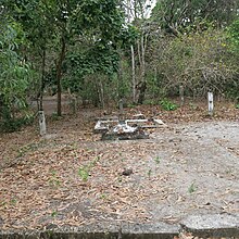 Jardine Kuburan, beton platform, selatan area makam, menghadap tenggara (2017).jpg