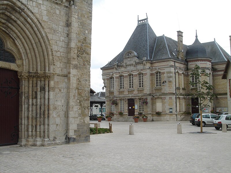 File:Jargeau La Mairie Place du Grand Cloitre 2007.JPG