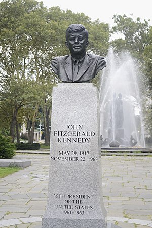 Památník Johna F. Kennedyho, Grand Army Plaza - Neil Estern.JPG