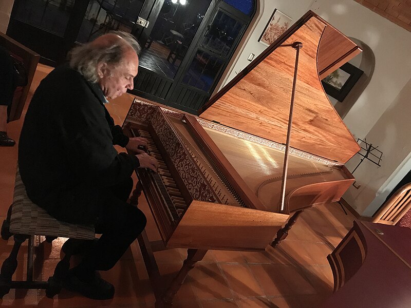 File:José Suárez Molina en su casa estudio.jpg