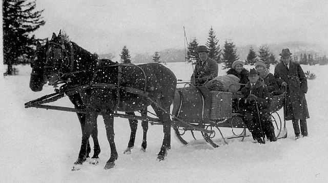 Franz Kafka (far right) arriving in Spindlermühle in 1922