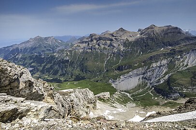 Blick vom Hohtürli ins Kiental. Im Tal die Alp Gamchi, über dem oberen Kiental die Hundshore.