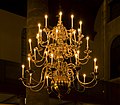 Un lampadario antico a forma di candelabro che si trova nella Sinagoga portoghese di Amsterdam