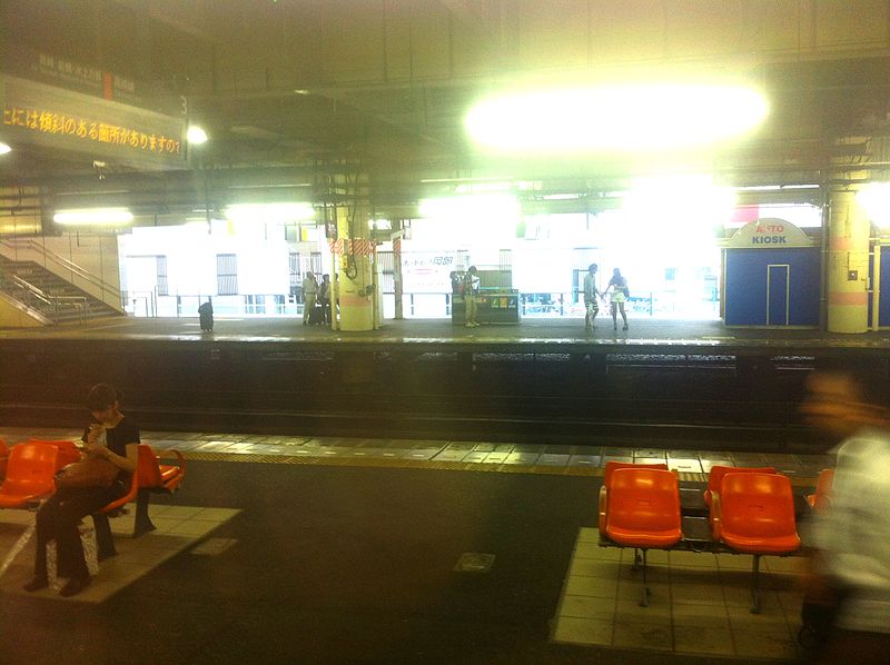 File:Kumagaya station platforms - August 2014.jpg