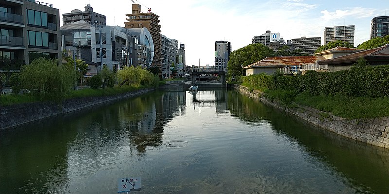 File:Kuromon River north of Maizuru Bridge Kuromon and Ōhori-kōen Chūō-ku Fukuoka City 20220825.jpg