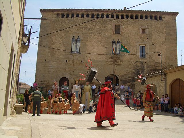 Ball de diables em frente ao castelo de L'Espluga