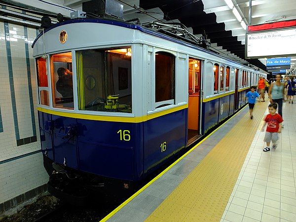 La Brugeoise train at Plaza de Mayo station.