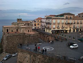 La piazza con particulare del castello.jpg