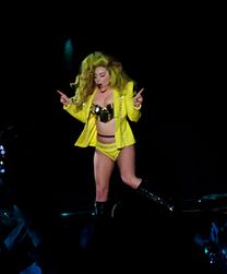 Леди Гага исполняет песню на «Lady Gaga Live at Roseland Ballroom»