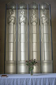 Skleněný oltář od René Lalique ve skleněném kostele v Millbrooku (Jersey).