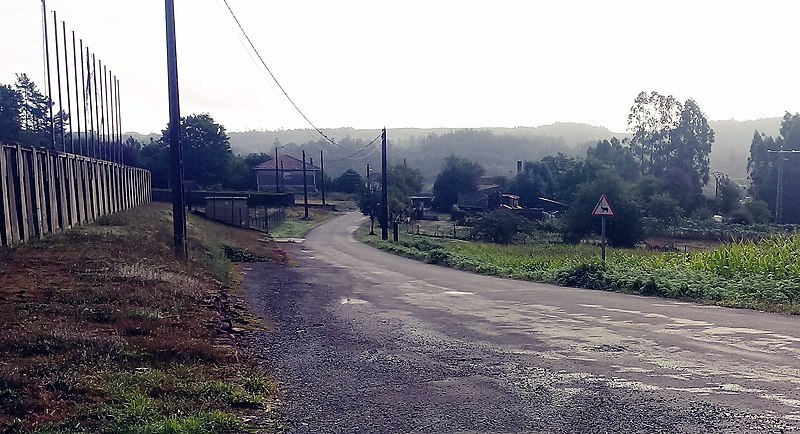 File:Lameiro, Arca casario desde o campo de futbol 2b.jpg