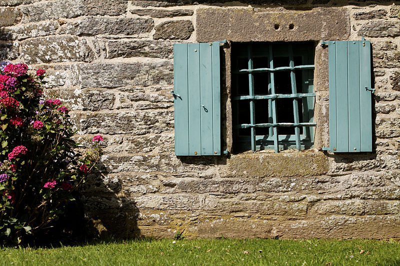 File:Lampaul-Guimiliau - Chapelle Saint-Anne - 017.jpg