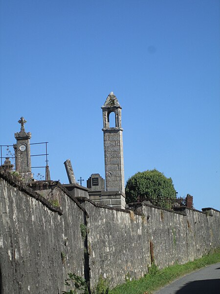 File:Lanterne des morts du cimetière de Saint Victurnien.jpg