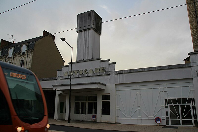 File:Le tramway passe devant l'ancien autogare.jpg