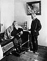Dušan Makovický (1866 – 1921), slovenský lekár, spisovateľ a prekladateľ – na fotke s Levom Nikolajevičom Tolstým