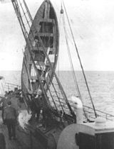 قارب النجاة رقم 12 أثناء رفعه على متن كارپاثيا.